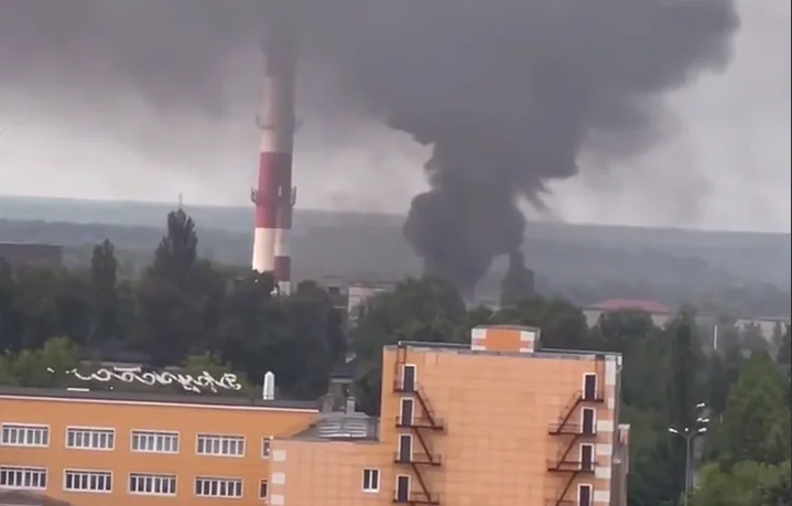 Дим над заводом «Гідростальконструкція» після атаки дронів