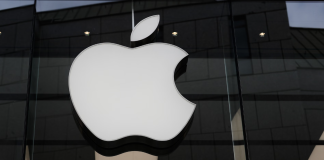 Логотип Apple на офісі