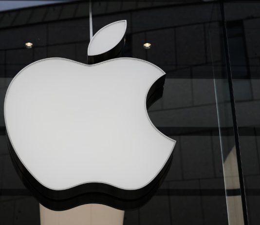Логотип Apple на офісі