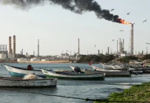 Трубопроводи на нафтопереробному заводі у Венесуелі