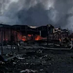 Російська атака спричинила пожежу на ринку «Почайна» у Києві