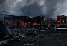 Зруйновані та обгорілі торговельні павільйони ринку «Почайна» у Києві після російської атаки