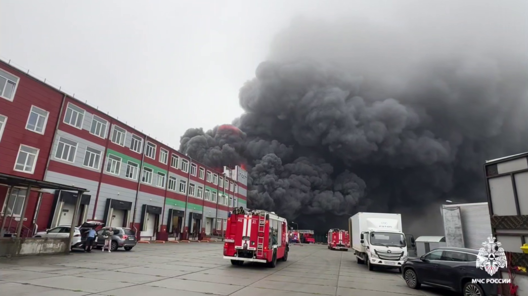 Thick black smoke above the DNS warehouse in Vladivostok