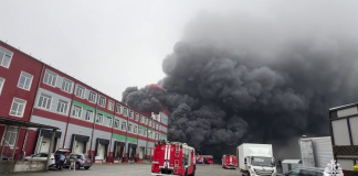 A fire has broken out at a large DNS equipment warehouse in Vladivostok Thick black smoke above the DNS warehouse in Vladivostok