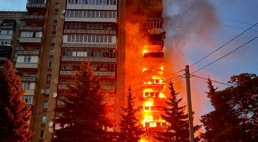 Краматорськ Пожежа у багатоповерхівці після авіаудару по Краматорську