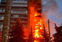Пожежа у багатоповерхівці після авіаудару по Краматорську