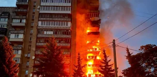 Росія скинула чотири авіабомби на Краматорськ: є поранені Пожежа у багатоповерхівці після авіаудару по Краматорську