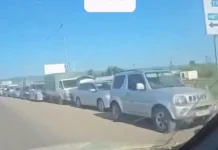 У Росії загострюється паливна криза: черги на АЗС, дефіцит бензину та бійки Черги на автозаправній станції в Росії під час паливної кризи.