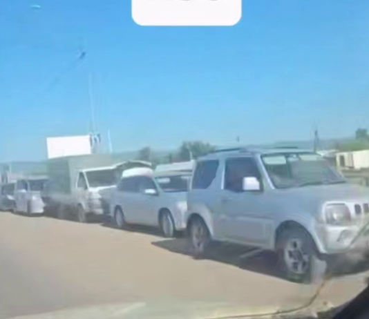 У Росії загострюється паливна криза: черги на АЗС, дефіцит бензину та бійки Черги на автозаправній станції в Росії під час паливної кризи.