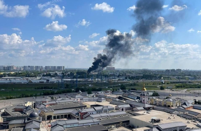 Пожежа на електропідстанції в Підмосков'ї, чорний дим над районом Пожежа на електропідстанції в Підмосков'ї, чорний дим над районом