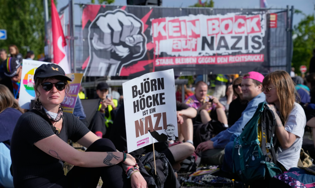 Protesters in Erfurt are demonstrating against the AfD conference; police are at the scene. Protesters in Erfurt are demonstrating against the AfD conference; police are at the scene.