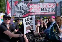 Тисячі протестувальників намагалися зірвати з’їзд AfD у Німеччині Протестувальники в Ерфурті проти з'їзду AfD, поліція на місці подій.