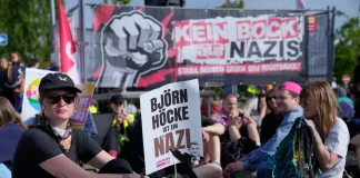 Тисячі протестувальників намагалися зірвати з’їзд AfD у Німеччині Протестувальники в Ерфурті проти з'їзду AfD, поліція на місці подій.