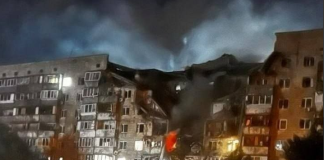 Російський удар зруйнував багатоповерхівку в Києві: під завалами люди Руйнування багатоповерхівки в Києві після російського удару.