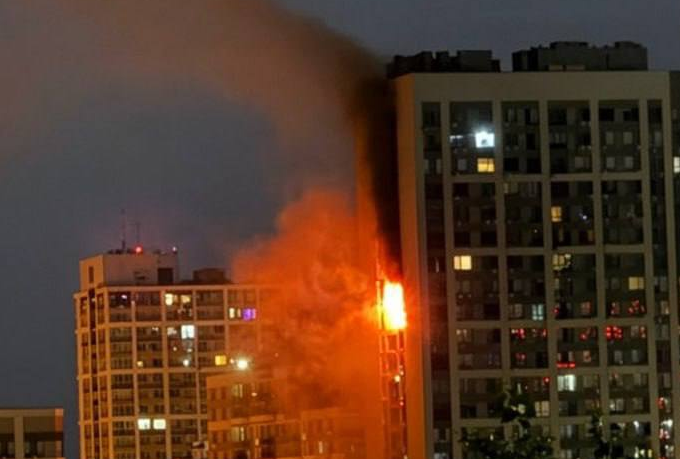 Пожежа в житловому комплексі «Славутич» у Києві після російської атаки. Пожежа в житловому комплексі «Славутич» у Києві після російської атаки.
