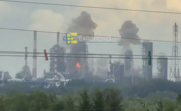 Дим і вогонь на Омському НПЗ після атаки українських дронів. Дим і вогонь на Омському НПЗ після атаки українських дронів.