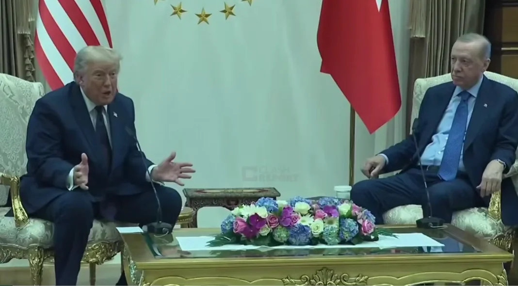 Дональд Трамп на пресконференції про мирну угоду між Україною та РФ. Дональд Трамп на пресконференції про мирну угоду між Україною та РФ.