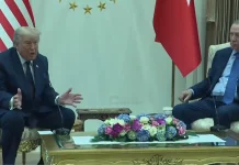 Трамп: Путін і Зеленський хочуть укласти угоду, мир можливий Дональд Трамп на пресконференції про мирну угоду між Україною та РФ.