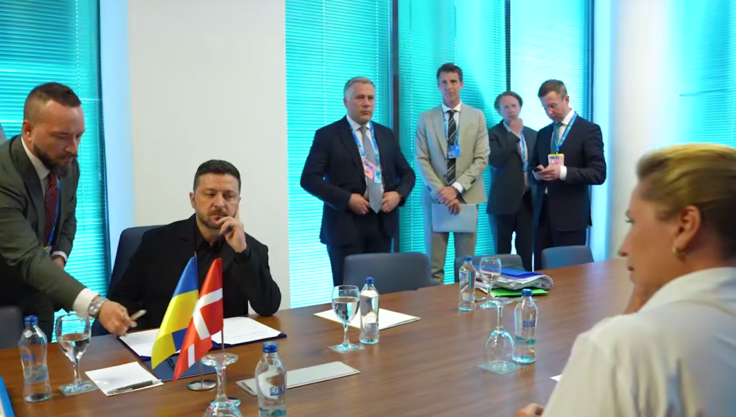 Президент України Володимир Зеленський підписує угоду Drone Deal з Данією. Президент України Володимир Зеленський підписує угоду Drone Deal з Данією.