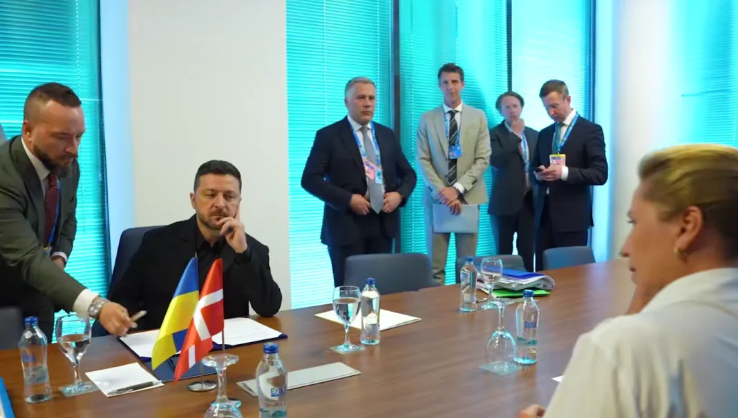 Президент України Володимир Зеленський підписує угоду Drone Deal з Данією. Президент України Володимир Зеленський підписує угоду Drone Deal з Данією.
