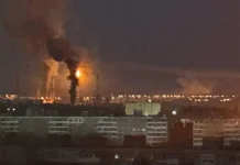 Саратовський НПЗ після атаки українських дронів, густий дим над заводом.