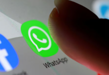 Логотип WhatsApp на фоні тексту про заборону запуску нової функції в Індії.