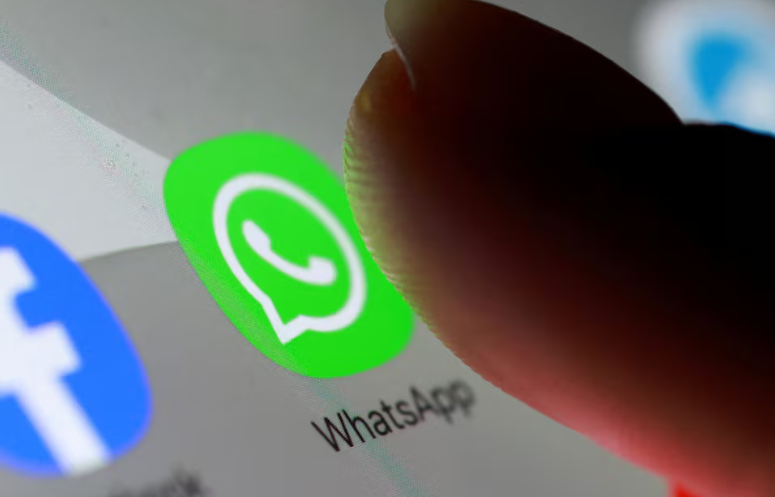 Логотип WhatsApp на фоні тексту про заборону запуску нової функції в Індії. Логотип WhatsApp на фоні тексту про заборону запуску нової функції в Індії.