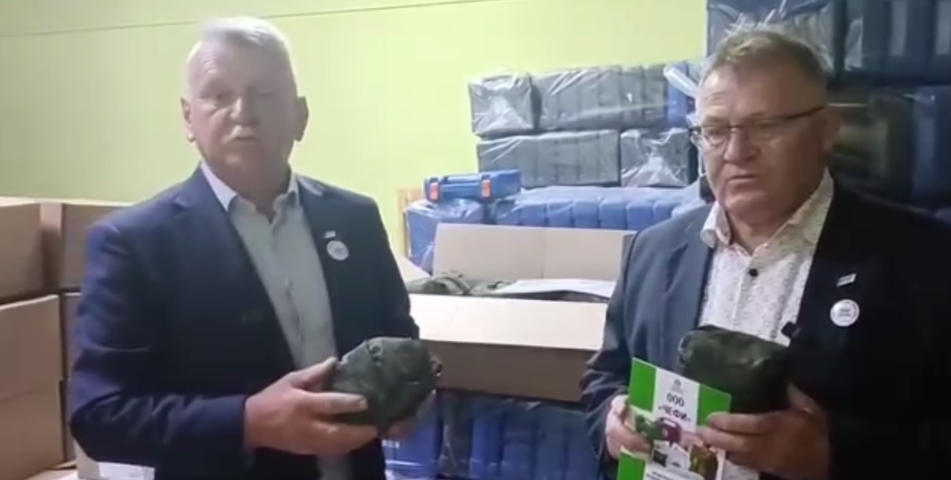 Кшиштоф Толвінський, лідер партії Front, у центрі скандалу через аптечки для армії РФ. Кшиштоф Толвінський, лідер партії Front, у центрі скандалу через аптечки для армії РФ.