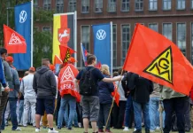 Volkswagen скорочує виробництво: що чекає на працівників Завод Volkswagen у Німеччині, виробничий процес