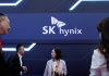 SK Hynix залучила $26,5 млрд на Nasdaq, щоб розширити виробництво AI-чипів Логотип SK Hynix на тлі графіків фондового ринку.