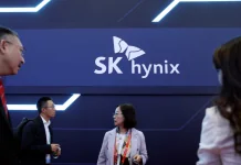 Логотип SK Hynix на тлі графіків фондового ринку.