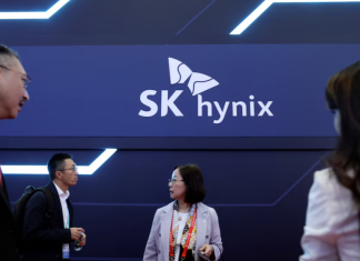 SK Hynix залучила $26,5 млрд на Nasdaq, щоб розширити виробництво AI-чипів Логотип SK Hynix на тлі графіків фондового ринку.