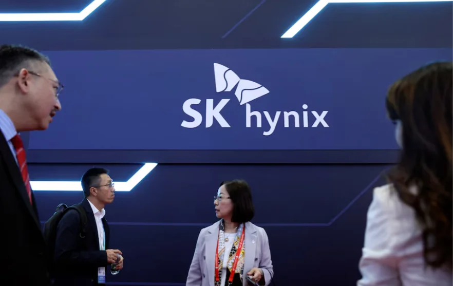 Логотип SK Hynix Логотип SK Hynix на тлі графіків фондового ринку.