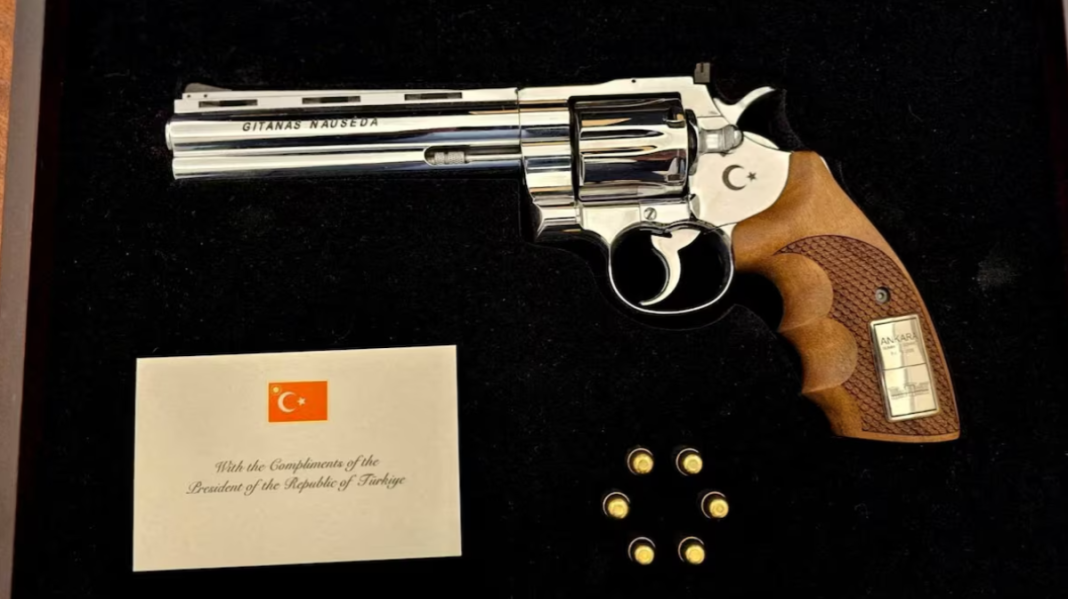 Revolvers for NATO leaders Erdogan presents revolvers to NATO leaders