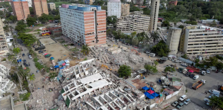 The death toll from the earthquakes in Venezuela has risen to 4,333; the search for survivors continues Rescue workers are clearing the rubble following the earthquake in Venezuela