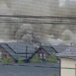 У Гатному блискавка влучила в дах будинку — здійнявся густий дим