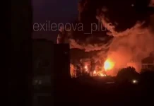 Густий дим і заграва над містом після нічних вибухів