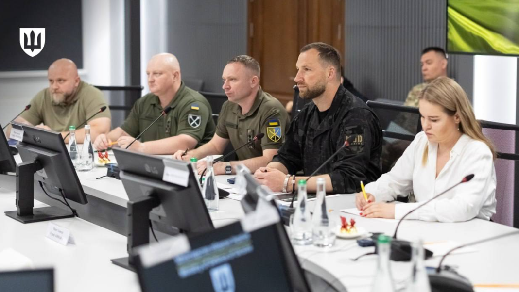 Євген Хмара під час зустрічі з представниками США та НАТО