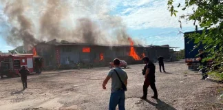 Пожежа після удару по «Новій пошті» на Вінниччині