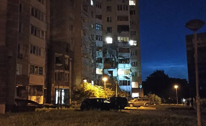Пошкоджена багатоповерхівка в Києві після масованої комбінованої атаки Росії