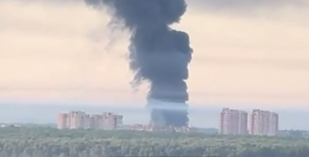 Нічне небо над містом під час повідомлень про атаку безпілотників Стовп чорного диму після атаки безпілотників у Московській області