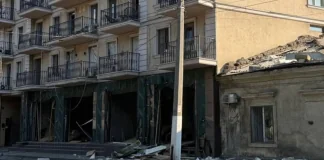 Пошкоджений житловий будинок в Одесі після російської ракетно-дронової атаки
