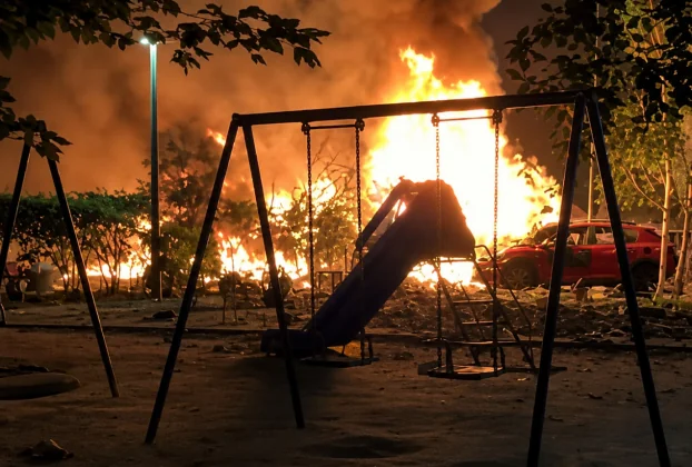 Пожежа біля дитячого майданчика після російського удару по Києву