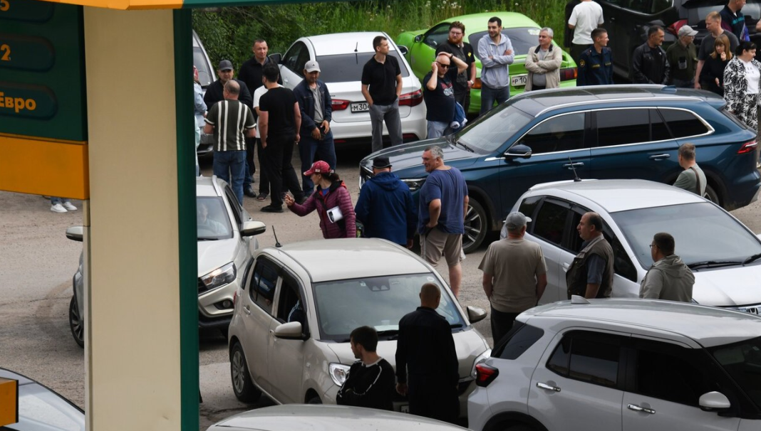 Cars are queuing up Cars are queuing at a petrol station in Russia