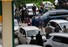 Fuel shortages in Russia are leading to loss of life: first deaths Cars are queuing at a petrol station in Russia