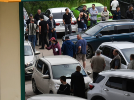 Автомобілі стоять у черзі до автозаправної станції в РФ