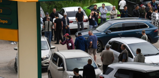 Fuel shortages in Russia are leading to loss of life: first deaths Cars are queuing at a petrol station in Russia