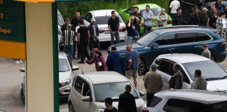 Автомобілі стоять у черзі до автозаправної станції в РФ