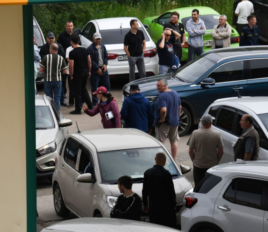 Дефіцит пального в РФ призводить до людських жертв: перші смерті Автомобілі стоять у черзі до автозаправної станції в РФ