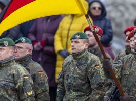 Військовослужбовці Бундесверу в уніформі